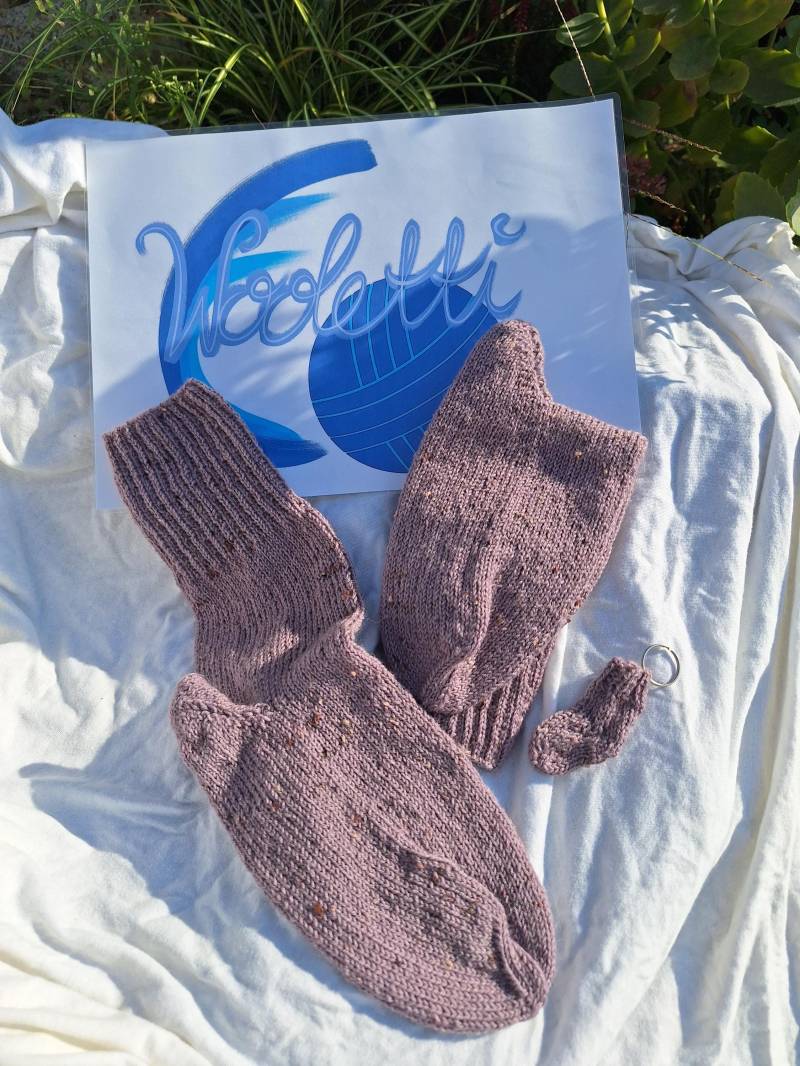 Socken, Selbstgestrickt, Größe 37/38, Violett Tweedlook, Kleiner Schlüsselanhänger Als Geschenk Dazu Socken, Selbstgestrickt, Größe 37/38, Violett Tweedlook, Kleiner Schlüsselanhänger Als Geschenk Dazu von Wooletti