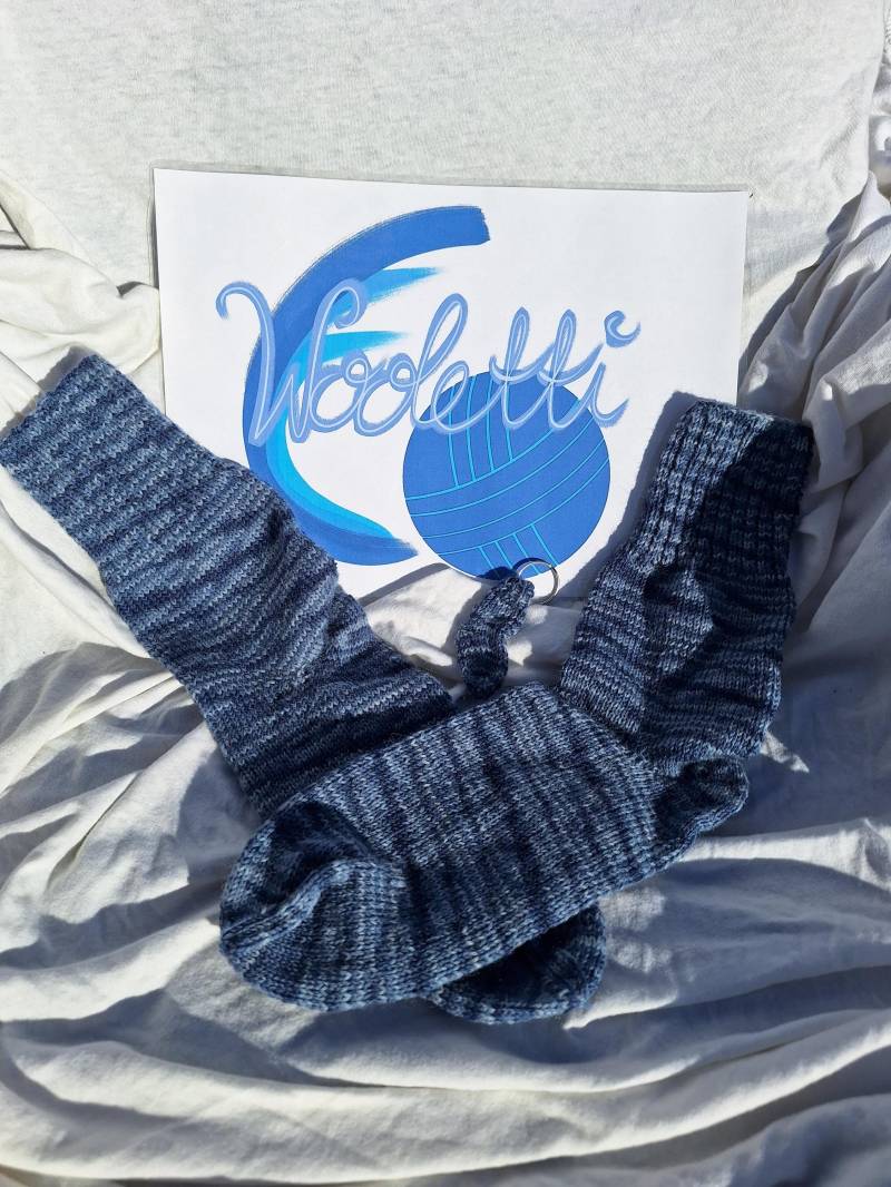 Socken, Selbstgestrickt, Größe 44, Blautöne, Kleiner Schlüsselanhänger Als Geschenk Dazu Socken, Selbstgestrickt, Größe 44, Blautöne, Kleiner Schlüsselanhänger Als Geschenk Dazu von Wooletti