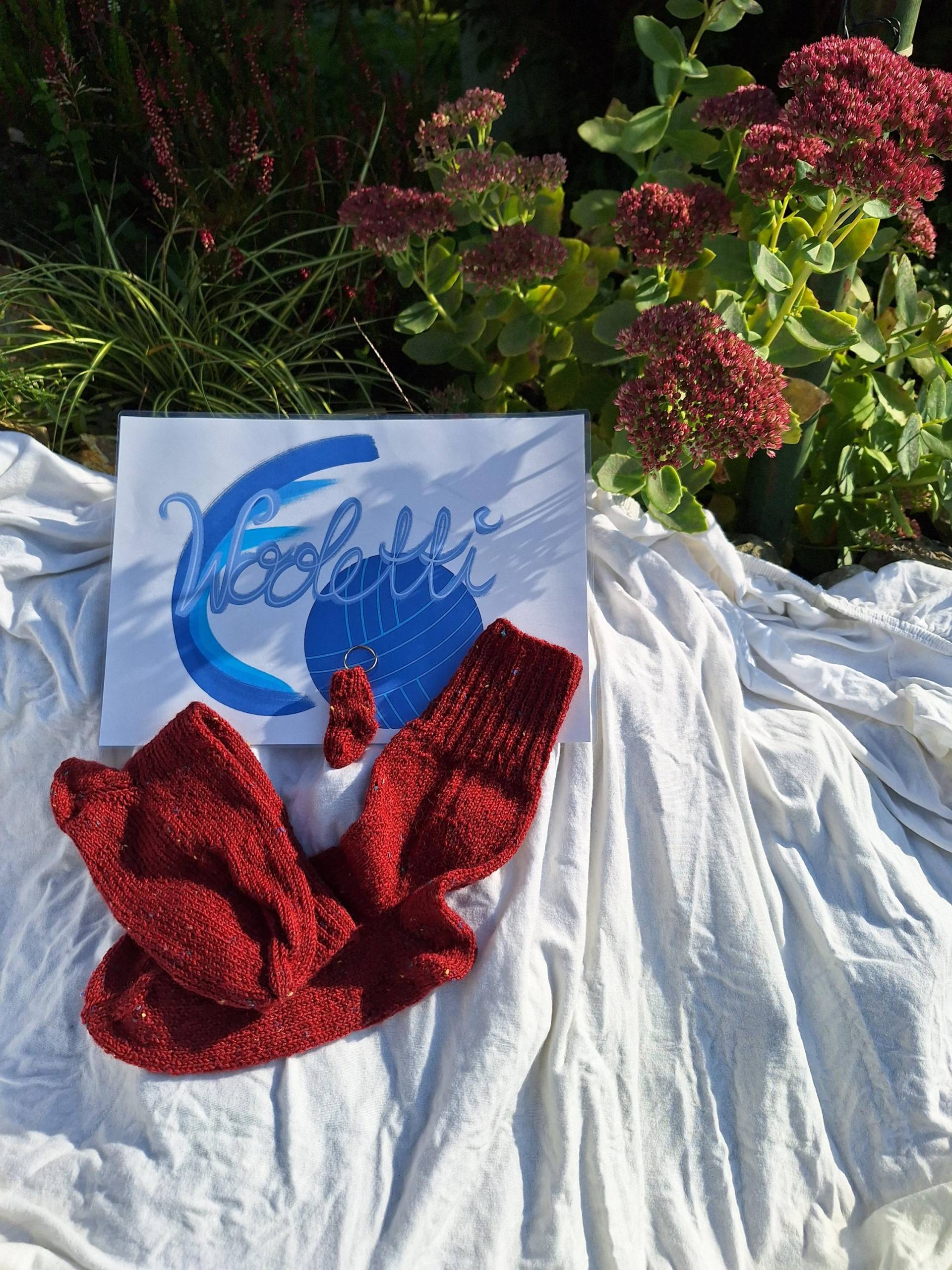 Socken Selbstgestrickt, Tweedlook Rot, Größe 38/39, Kleiner Schlüsselanhänger Als Geschenk Dazu Socken Selbstgestrickt, Tweedlook Rot, Größe 38/39, Kleiner Schlüsselanhänger Als Geschenk Dazu von Wooletti