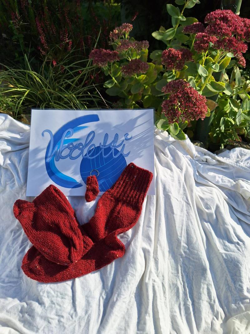 Socken Selbstgestrickt, Tweedlook Rot, Größe 38/39, Kleiner Schlüsselanhänger Als Geschenk Dazu Socken Selbstgestrickt, Tweedlook Rot, Größe 38/39, Kleiner Schlüsselanhänger Als Geschenk Dazu von Wooletti