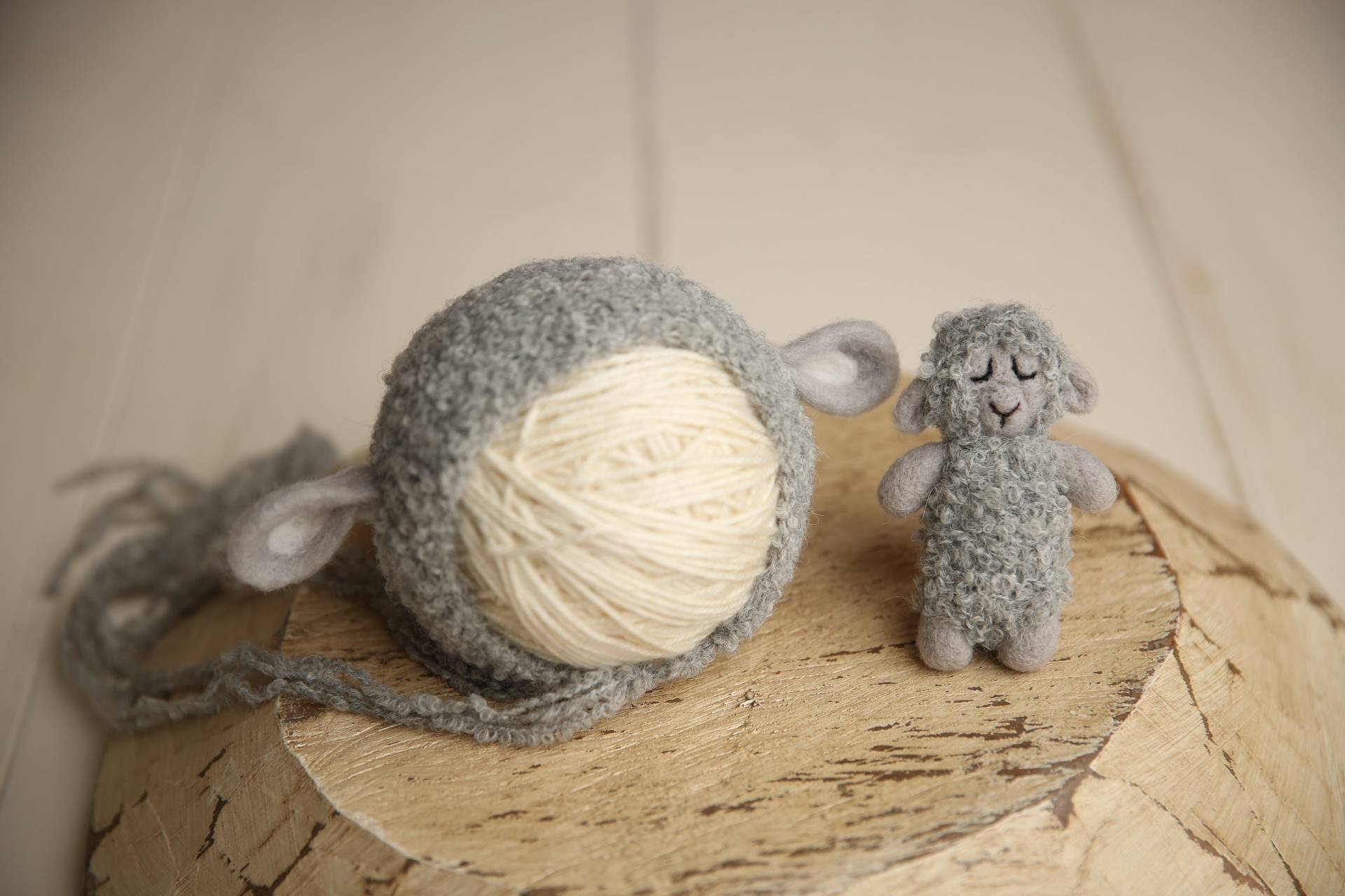 Lammmütze Und Kuscheltier Set Graue Neugeborenen Fotorequisite von WooleyDreams