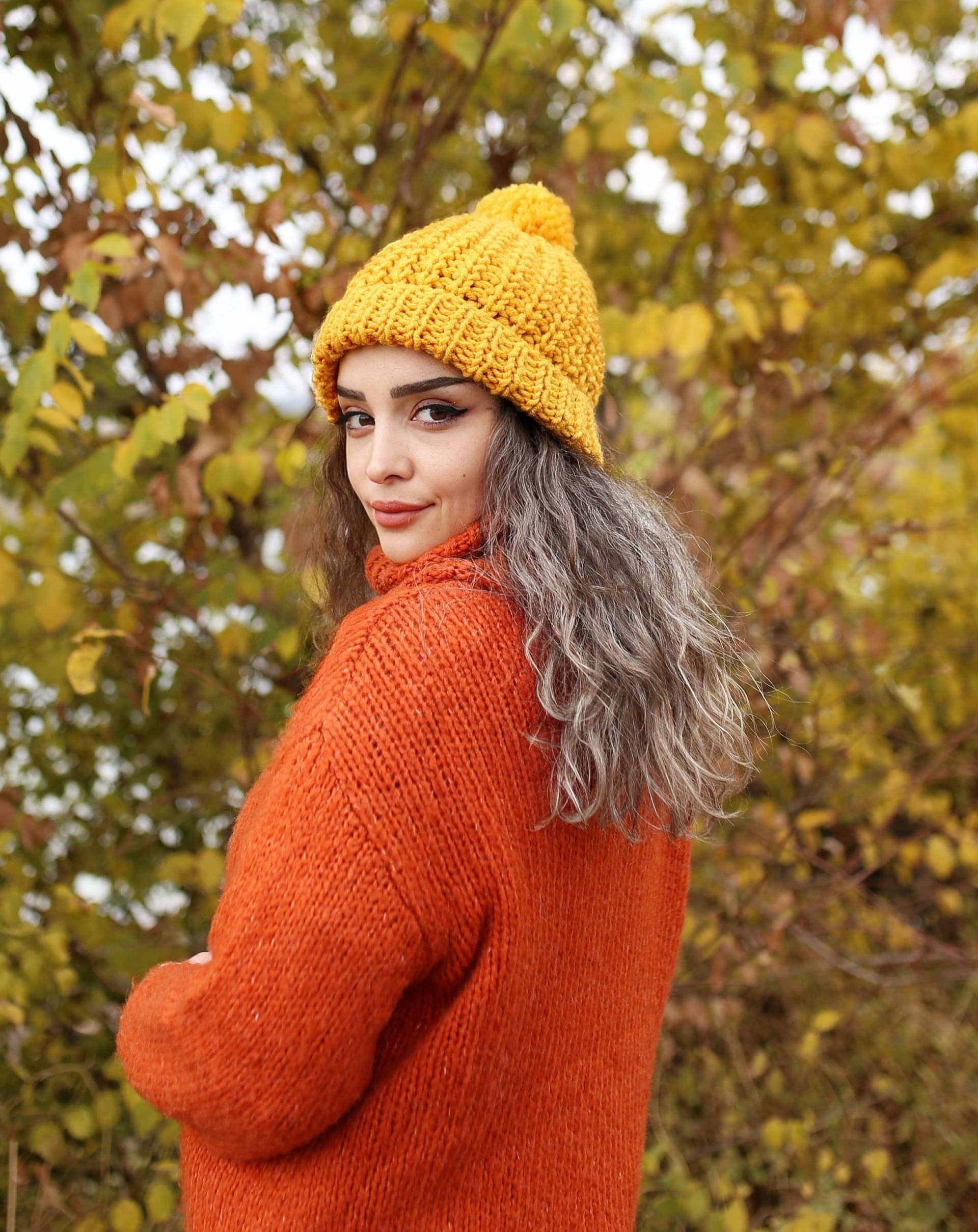 Gelbe Beanie | Handgemachte Oversized Mütze Aus Wolle & Acrylgarn, Hut Für Herbst Und Winter, Geschenk Frauen von WoollandStudio