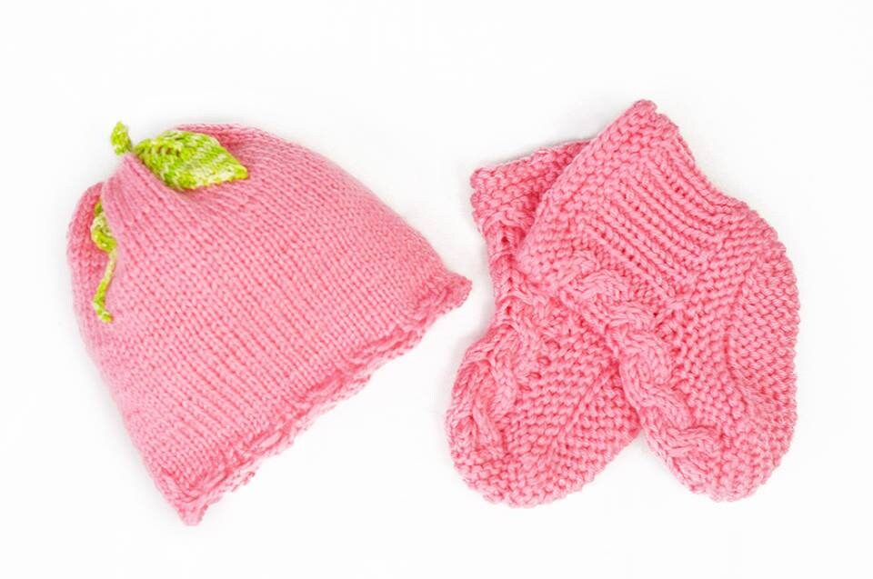 Baby Strickmütze Rosa Und Warm Liling & Stiefelchen "Berry" von WoollyAustralia