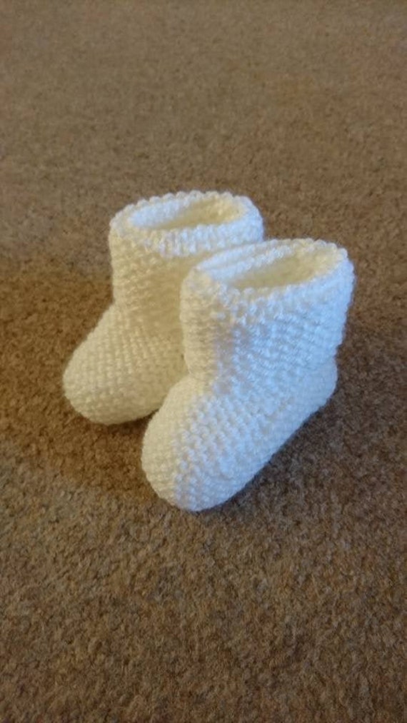 Handgestrickte Babyschuhe | 0-3 Monate Weiß Handgestrickte Babyschuhe | 0-3 Monate Weiß von WoollyChaos