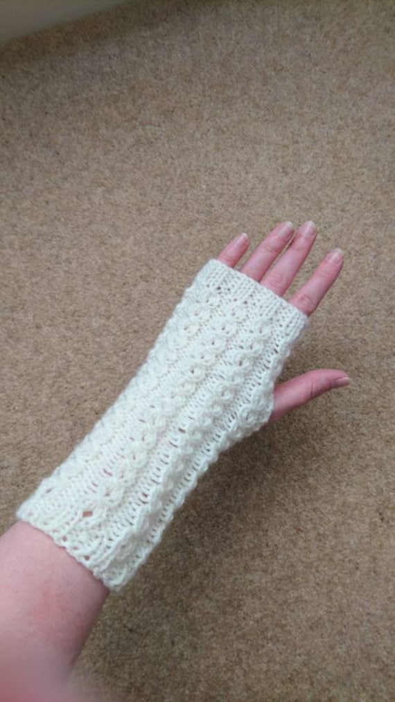 Handgestrickte Handwärmer Creme Handgestrickte Handwärmer Creme von WoollyChaos