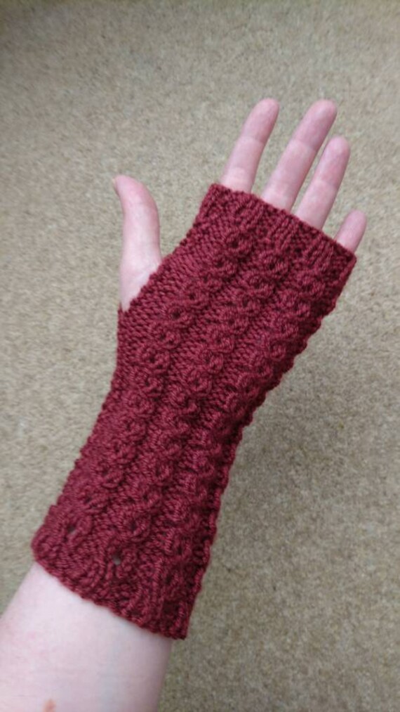 Handgestrickte Pflaume Handwärmer von WoollyChaos