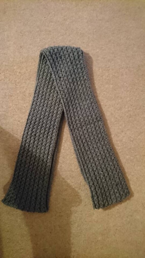 Handgestrickter Grauer Schal Handgestrickter Grauer Schal von WoollyChaos