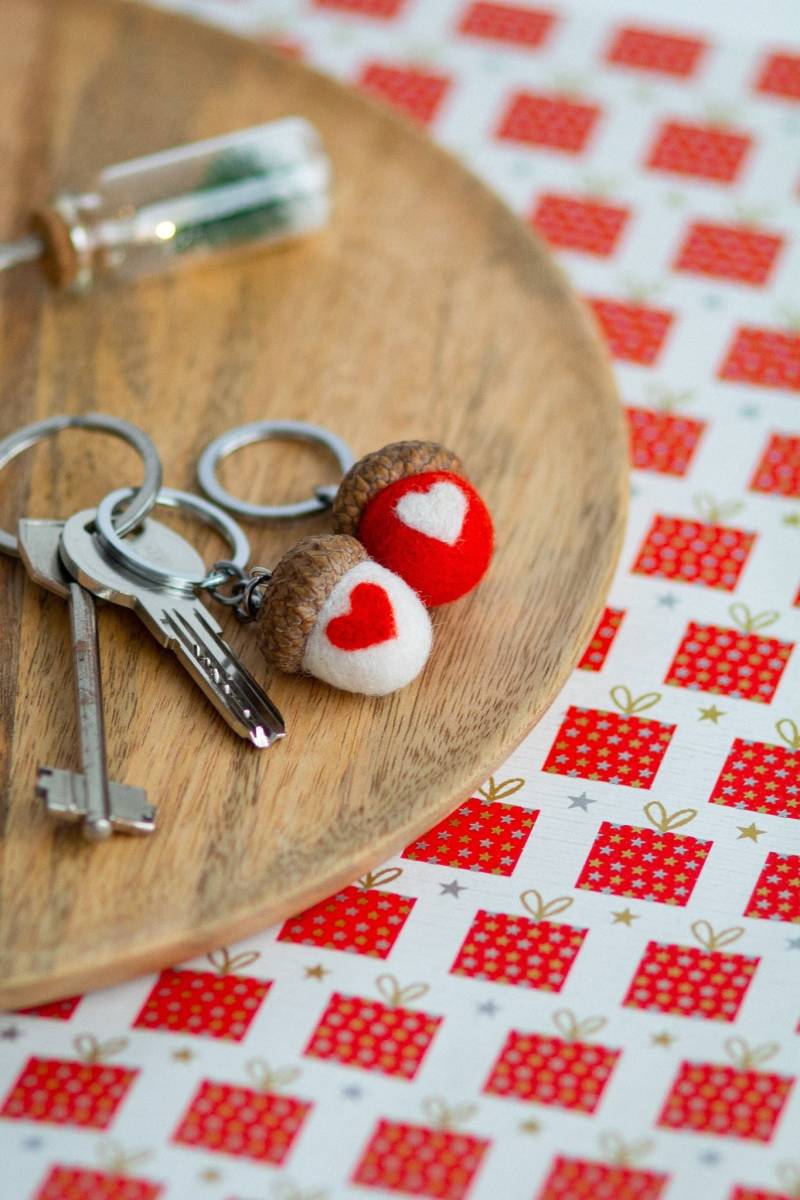 Handgemachter Schlüsselanhänger "Love" Geschenke Zum Valentinstag Wollweißer Und Roter Eichel-Schlüsselanhänger Süßer Kleine Für Den Handgemachter Schlüsselanhänger "Love" Geschenke Zum Valentinstag Wollweißer Und Roter Eichel-Schlüsselanhänger Süßer Kleine Für Den von WoollyFoxUA