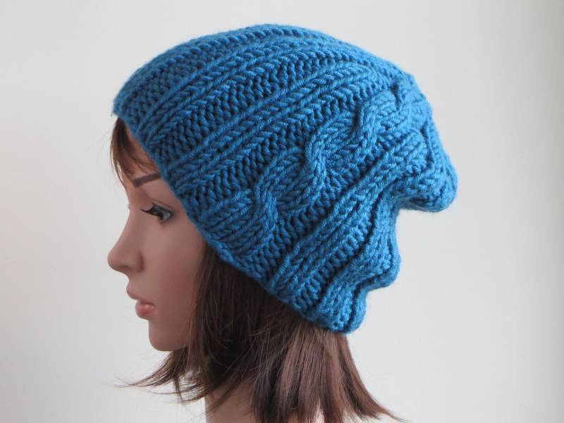 Handgestrickte Blaue Wollmütze Grobstrick Zopfmuster Slouchy Mütze von WoollyMomo