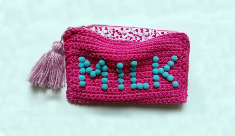 Milch Kosmetiktasche, Knallrosa Häkeltasche von WoollyVibesStudio