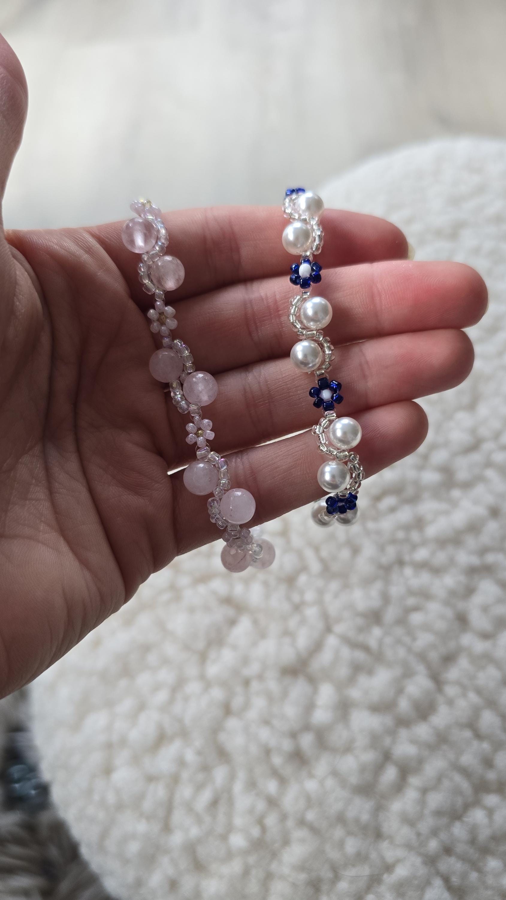 Handgefertigtes Perlenblumenarmband - Verstellbares Perlenarmband von WoollyWondersbyTrin