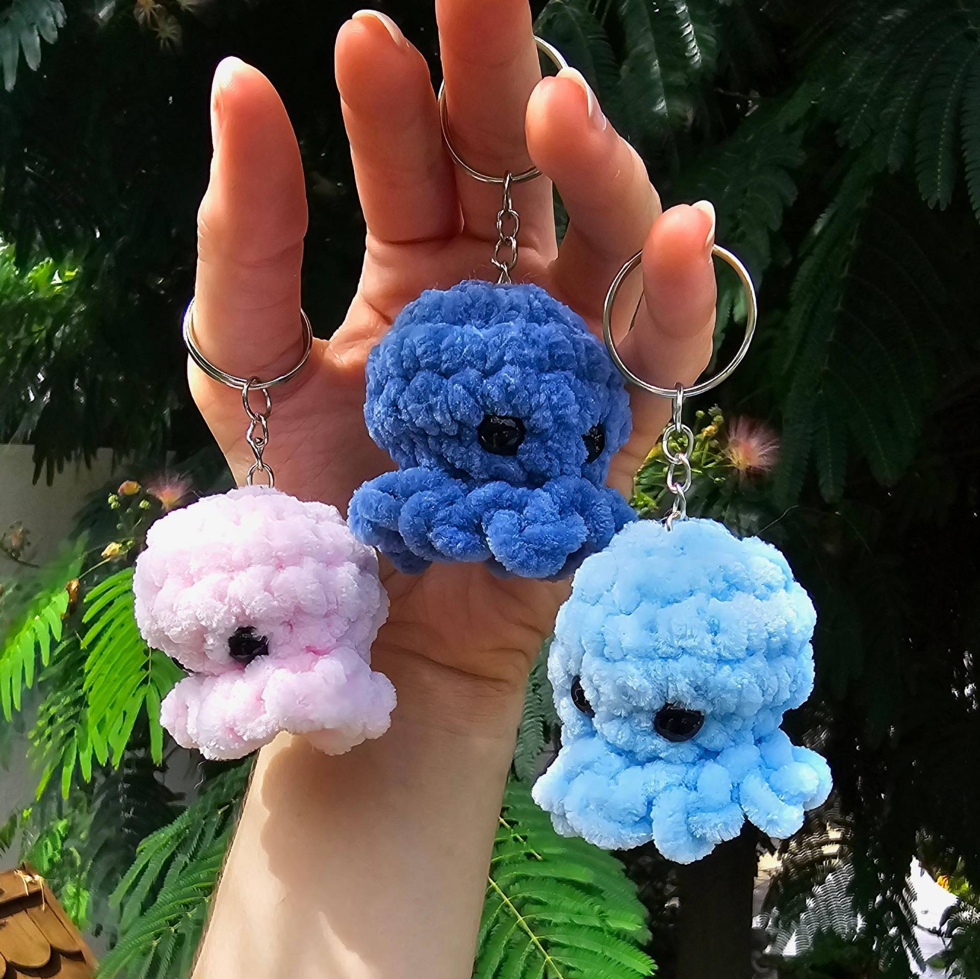 Oktopus Schlüsselanhänger | Gehäkeltes Plüschi Amigurimi Gehäkeltes Tier-Schlüsselanhänger von WoollyWondersbyTrin