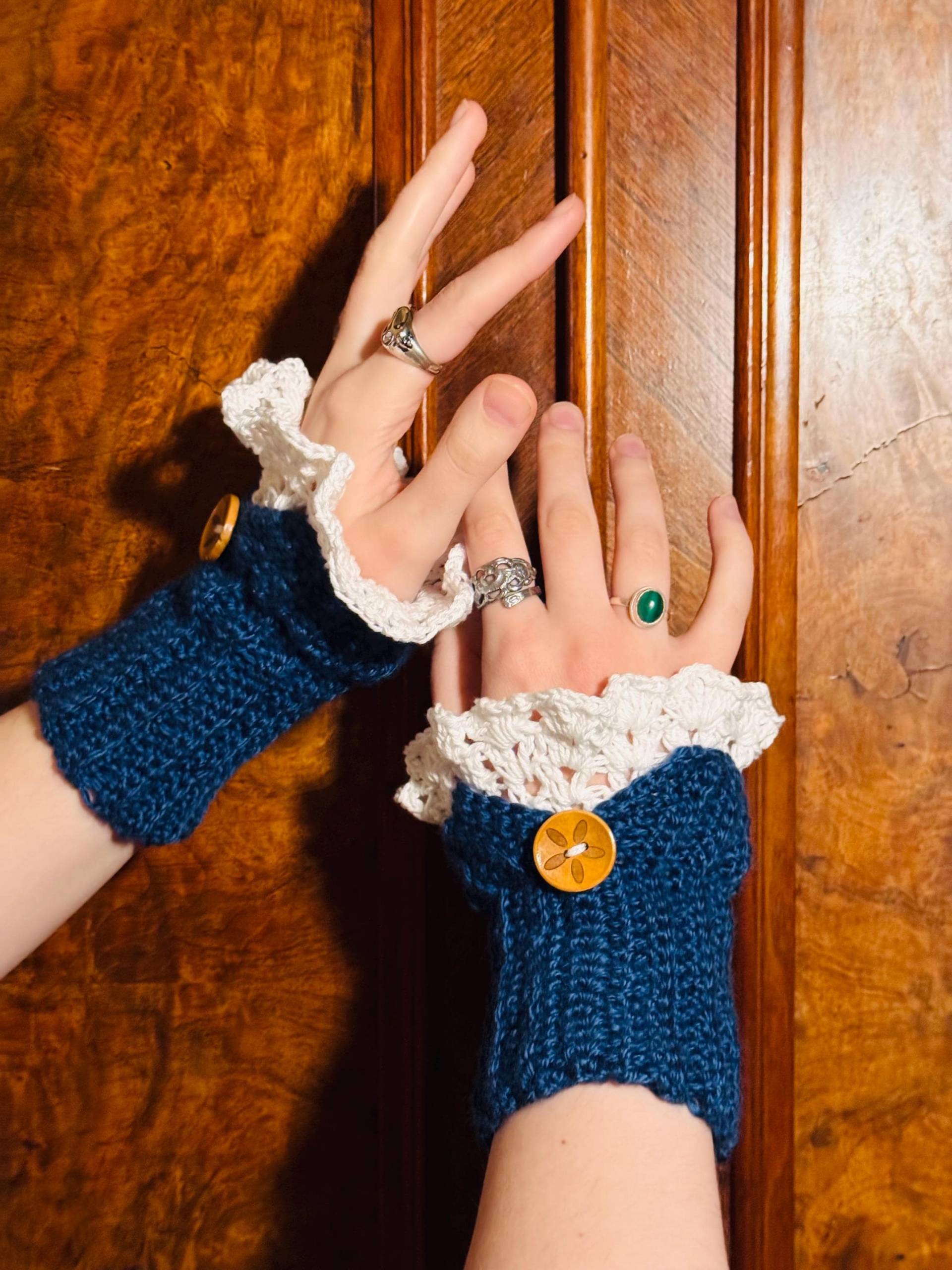 Gehäkelte Armstulpen Mit Spitze | Fingerlose Handschuhe Damen Boho Vintage Pulswärmer Häkeln Stulpen in 10 Farben Handmade Woolwitch B von WoolwitchBoutique