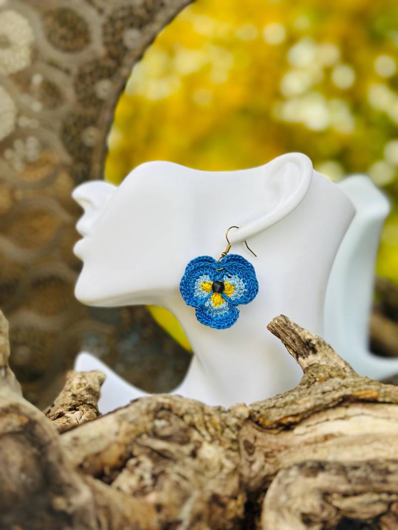Häkelohrringe in Blütenform - Handgemacht Mit Liebe | Crochet Flower Earrings 7 Farben Boho Schmuck & Geschenkidee von WoolwitchBoutique
