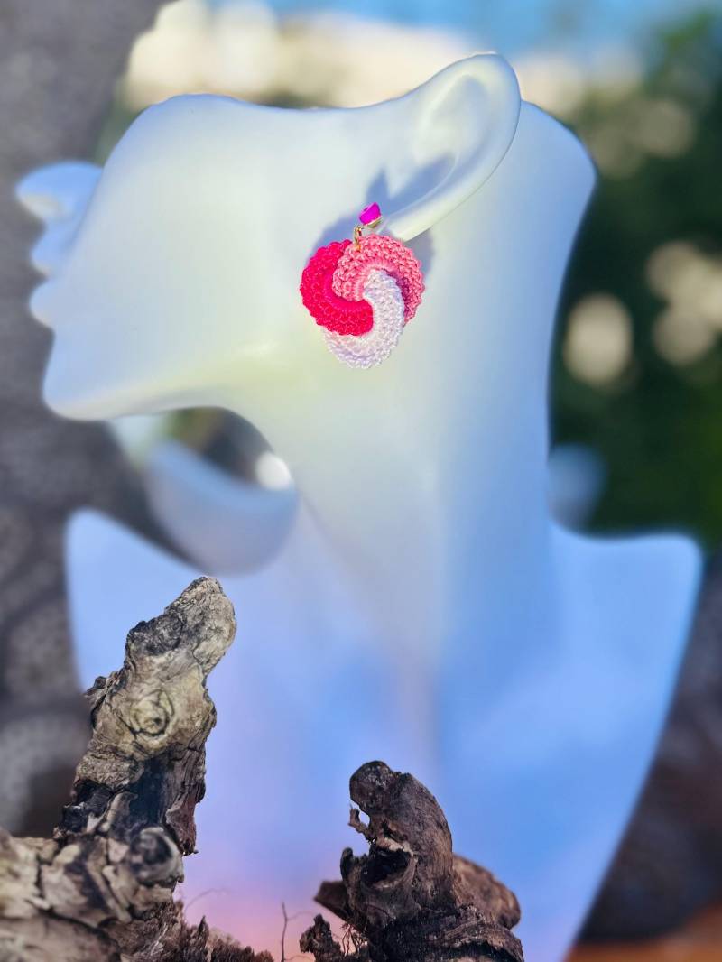 Häkelohrringe in Verschiedenen Farben | Handgemachter Schmuck Leicht & Einzigartig Boho Stil Woolwitch Boutique von WoolwitchBoutique