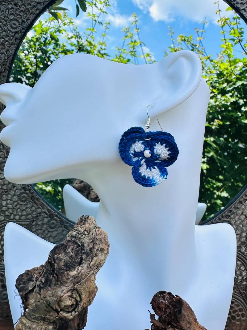 Häkelschmuckset | Blumenohrringe Und Blumenring - in Verschiedenen Farben. Handgemachtes Häkelset Aus Ohrringen & Ring Leicht, Farbenfroh von WoolwitchBoutique