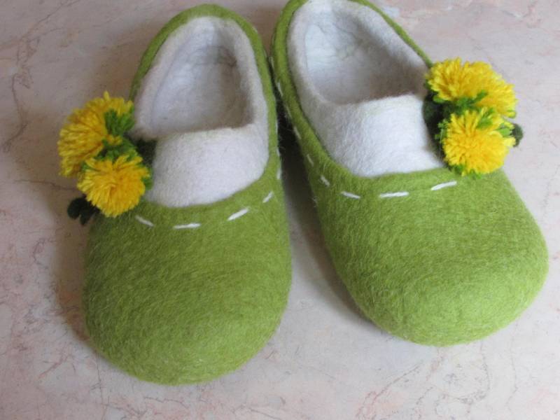 Damenhausschuhe"Pusteblumen"Freundliche Gefilzte Schuhe.7, 5 Uns.größe.gelbe Pusteblume .geschenk Mama.grüne Und Weiße Wolle.muttertag Geschenk von WoolyBerg