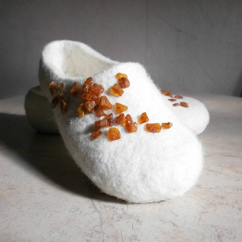 Weiße Gefilzte Hausschuhe. Damenpuschen Mit Bernstein. Geschenk Für Das Mädchen. Ein Die Tochter.weiße Clogs von WoolyBerg