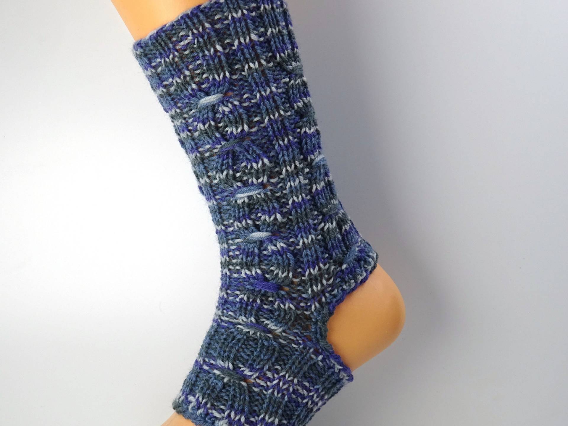 Yoga-Socken "Wickelzopf", Grau-Blau Meliert Yoga-Socken "Wickelzopf", Grau-Blau Meliert von WoolyWhisper