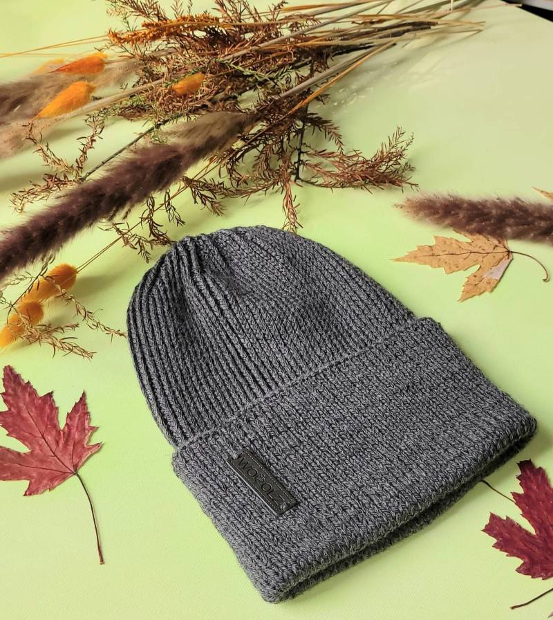 Mütze, Wintermütze, Handarbeit. Merino Wolle. Handgefertigt. Baby Wolle .nahtfrei. Dunkelgrau von Wooolz