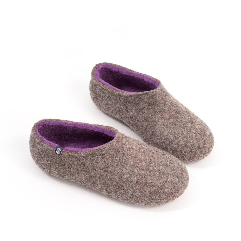 Handgefertigte Wollfilzpantoffeln Naturgrau & Lila Merino Interior Wool Clogs von Wooppers