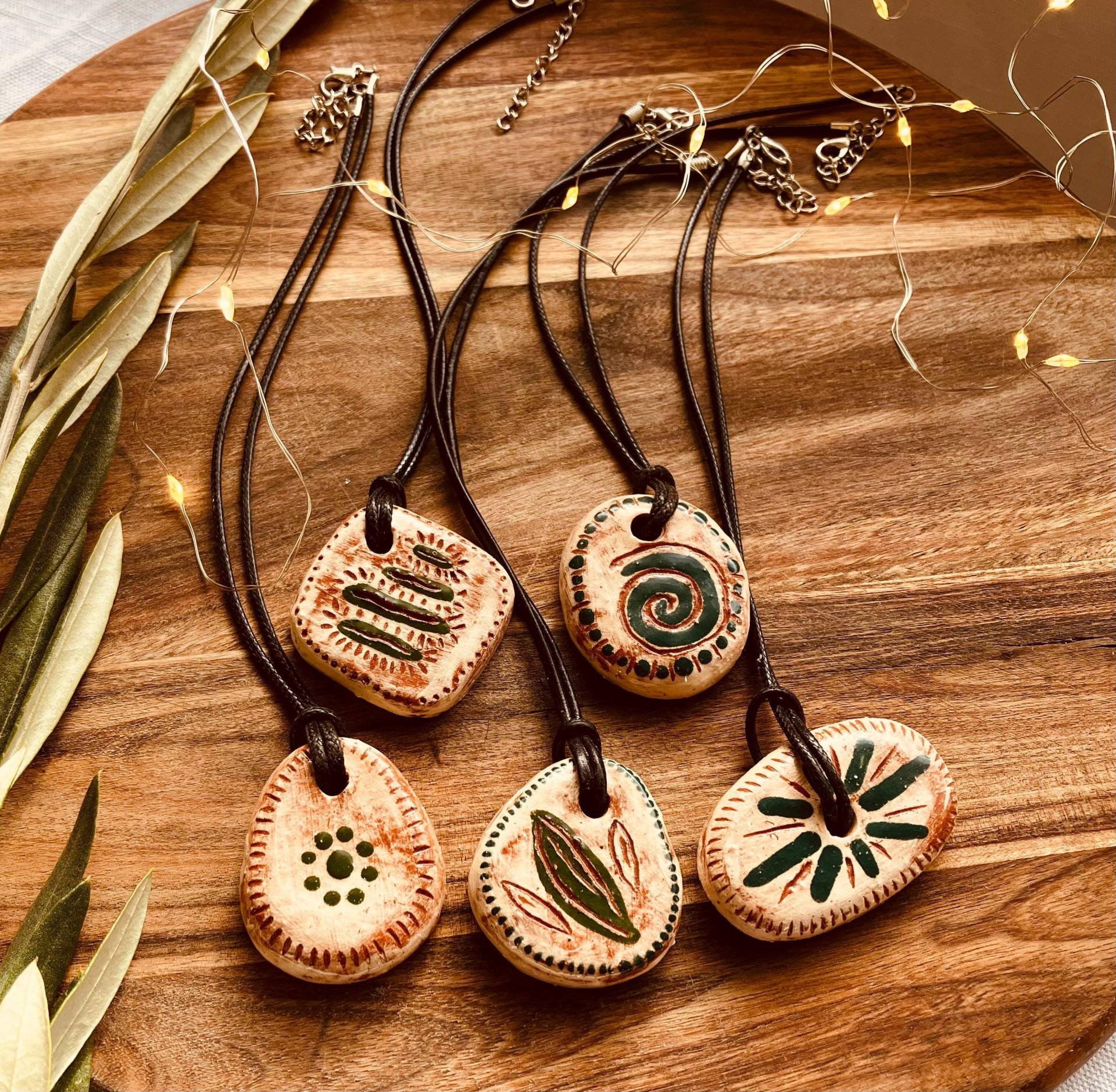 Handgemachte Und Handbemalte Anhänger Aus Terrakotta Mit Sgraffito Design von WorkOfOurHandsStudio