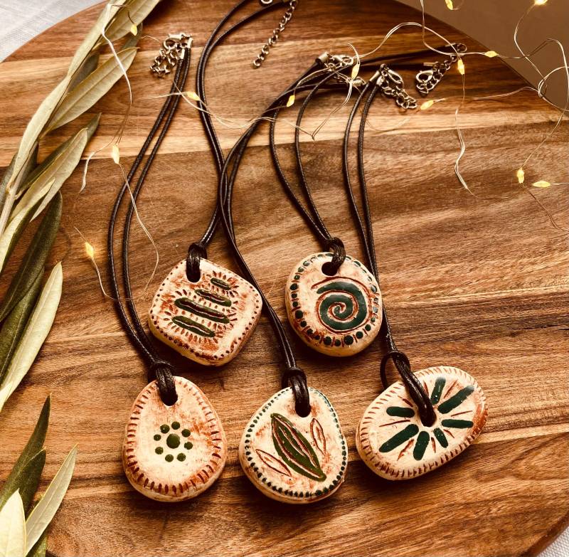 Handgemachte Und Handbemalte Anhänger Aus Terrakotta Mit Sgraffito Design von WorkOfOurHandsStudio