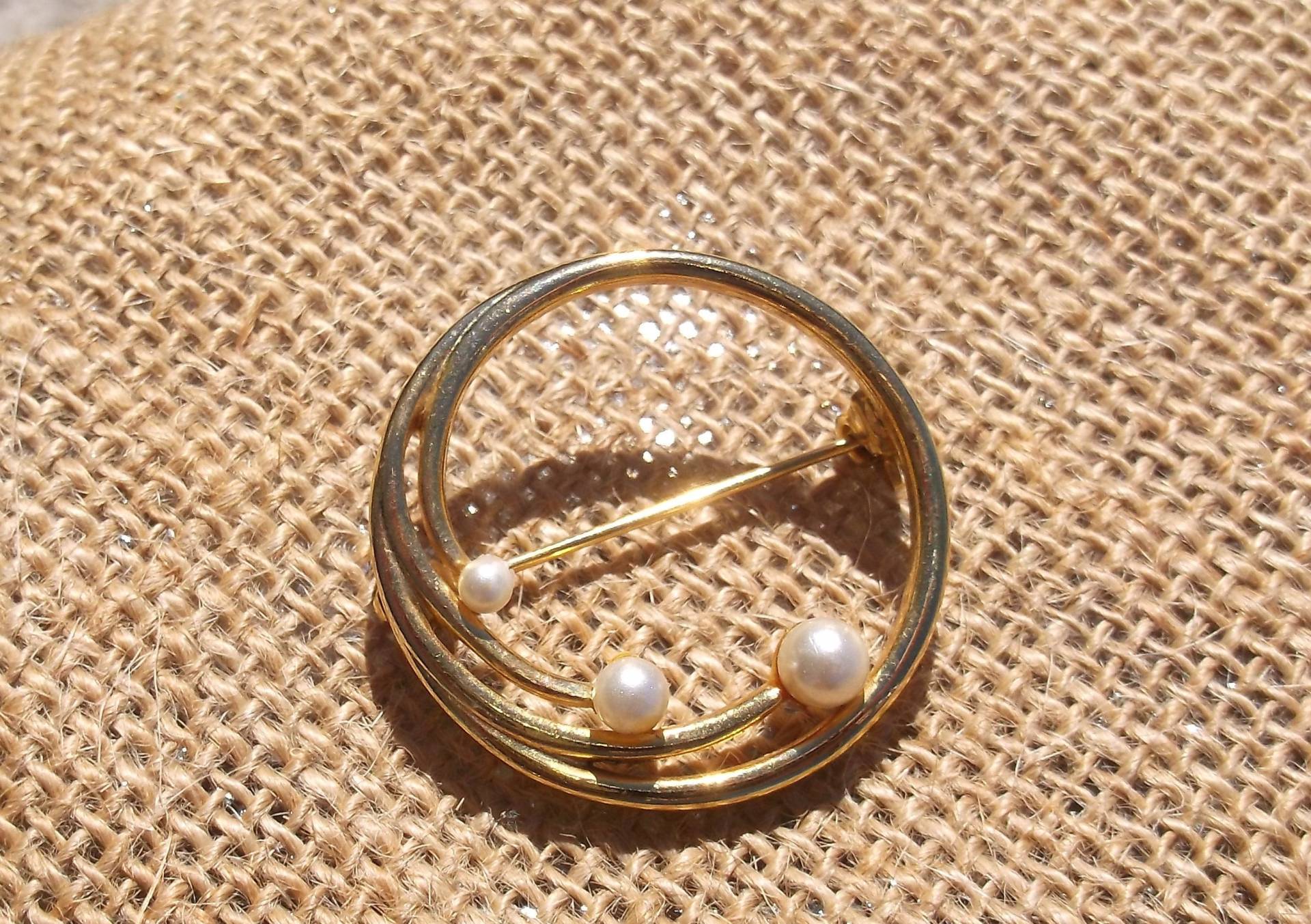 Monet Gold Ton Kreis Pin/Brosche Mit 3 Kunstperlen von WorkWorthDoingLLC