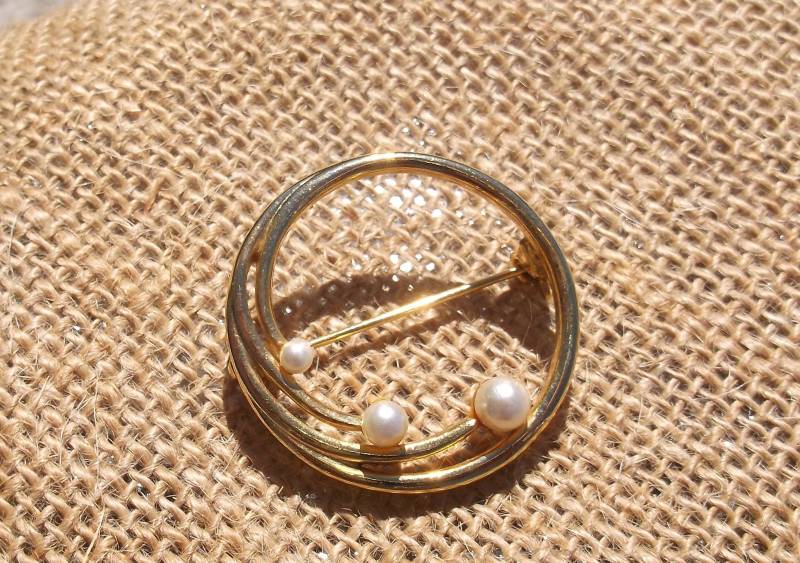 Monet Gold Ton Kreis Pin/Brosche Mit 3 Kunstperlen von WorkWorthDoingLLC