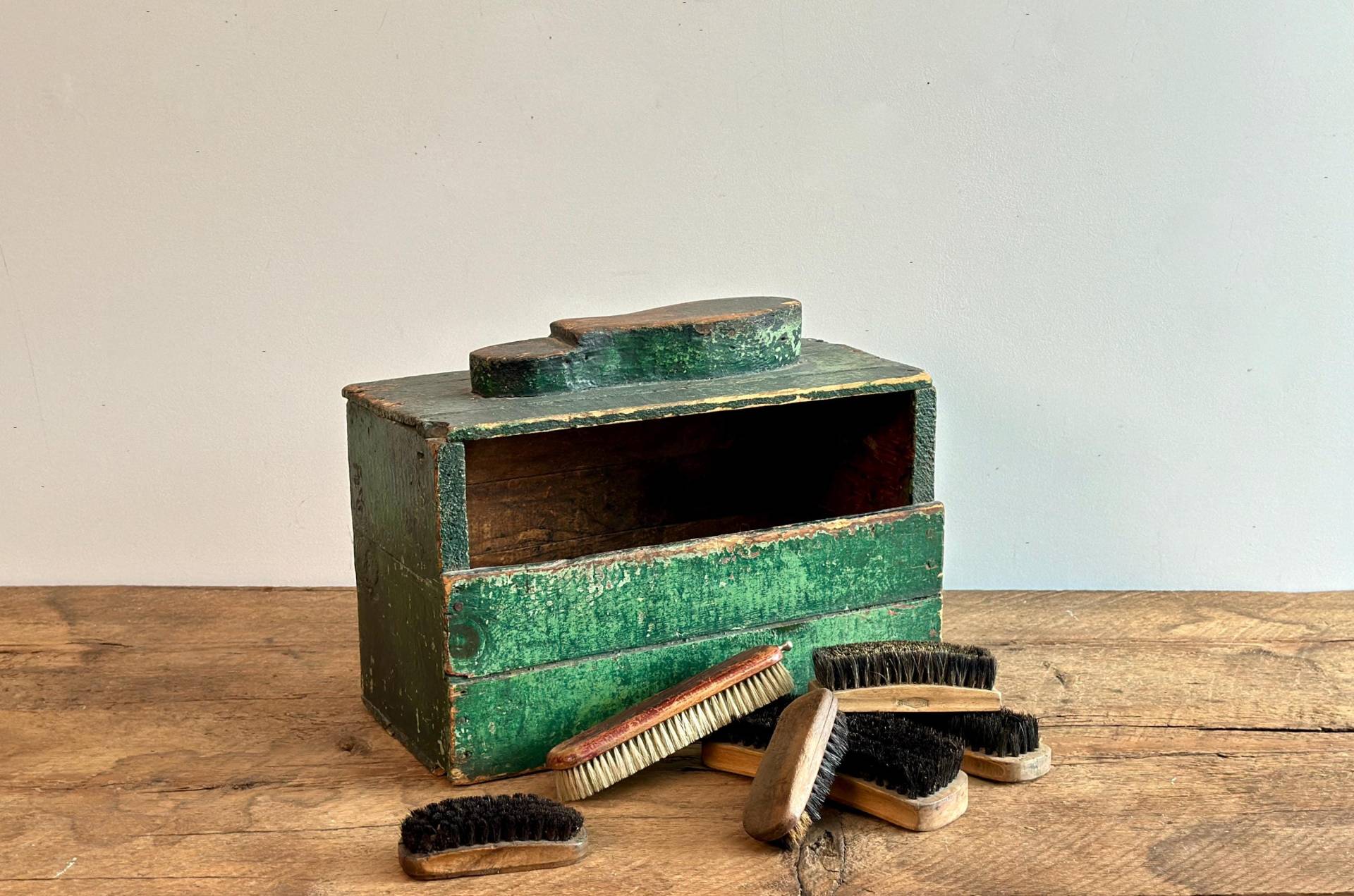 Antike Schuhputzbox Und -Bürsten, Schuhputzkasten, Mit Ihrer Ursprünglichen Grünen Farbe, Aus Quebec, Kanada, Etwa 1930Er Jahre Antike Schuhputzbox Und -Bürsten, Schuhputzkasten, Mit Ihrer Ursprünglichen Grünen Farbe, Aus Quebec, Kanada, Etwa 1930Er Jahre von WorkingArtifacts