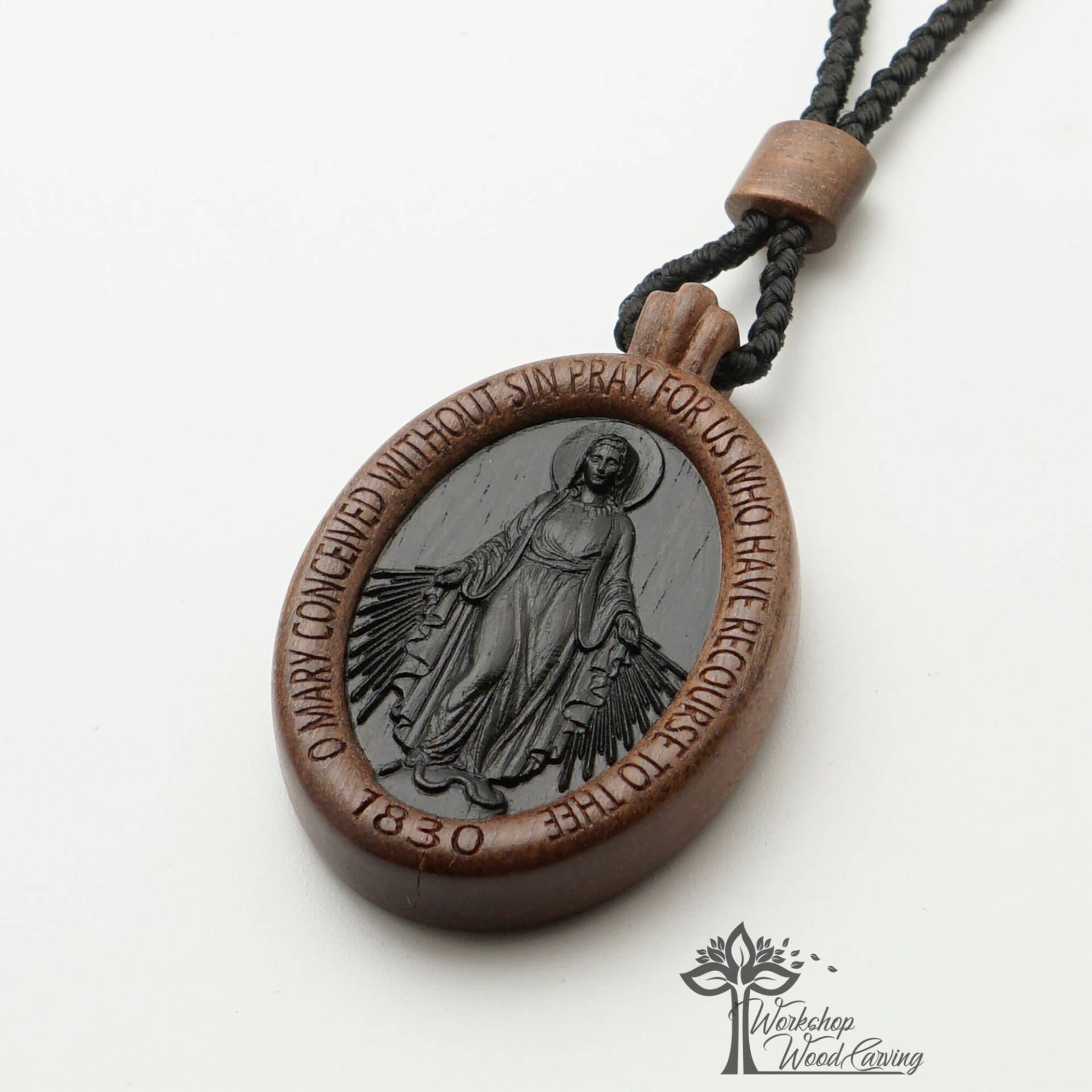 Ebenholz Wunderbare Medaille Halskette Jungfrau Maria Anhänger Ebenholz Wunderbare Medaille Halskette Jungfrau Maria Anhänger von WorkshopWoodCarving