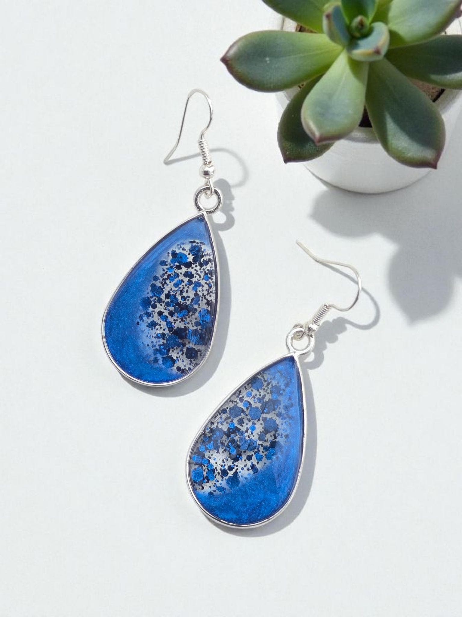 Handgefertigte Tropfenohrringe Aus Harz - Weinrot Edelstahlhaken Eleganter Statement-Schmuck von WorkshopofHappinesML