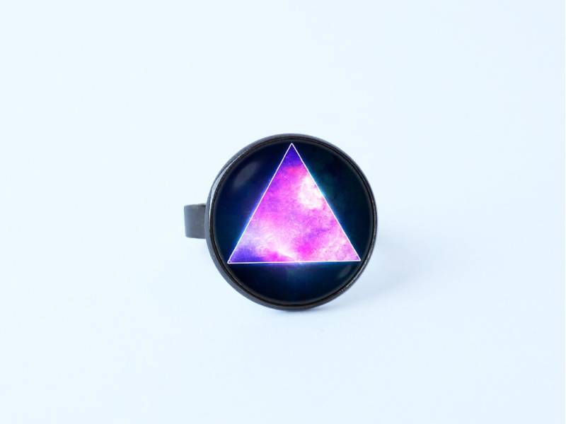 Dreieck Ring Lila Raum Ringe Heilige Geometrie Schmuck Platz Weltraum Schmuckring Nebel von WorldOfDream