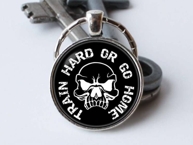 Fitness Geschenk Train Hard Oder Go Home Schmuck Kraftdreifach Anhänger Workout Schlüsselanhänger Gym Motivation von WorldOfDream