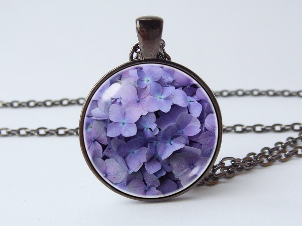 Flieder Halskette Blumenanhänger Anhänger Blumenhalskette Floral Schmuck Pflanzenschmuck Mädchenschmuck Freundin Geschenk Blüte von WorldOfDream