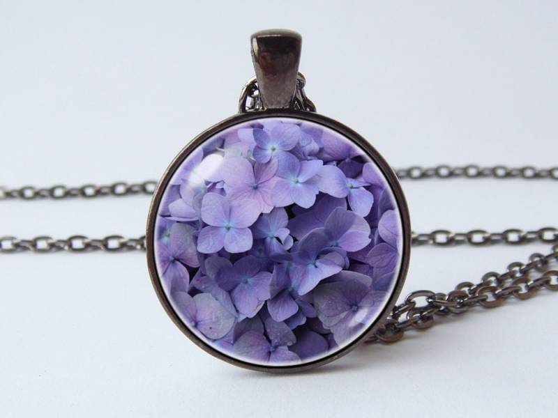 Flieder Halskette Blumenanhänger Anhänger Blumenhalskette Floral Schmuck Pflanzenschmuck Mädchenschmuck Freundin Geschenk Blüte von WorldOfDream