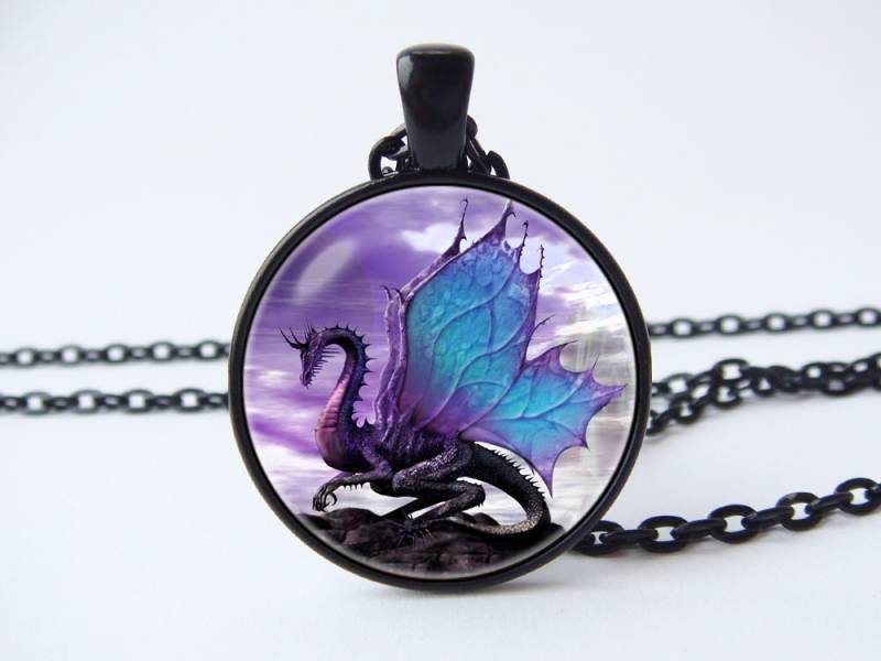 Geflügelte Drache Halskette Drachen Anhänger Schmuck Fantasy Lila Mythologie Geschenke Gehörnter Mittelalter von WorldOfDream
