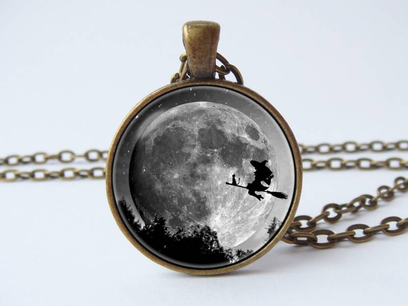 Halloween Halskette Schmuck Hexe Anhänger Auf Dem Besen Süßes Oder Saures Mond von WorldOfDream