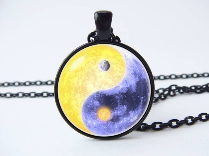 Mond Anhänger Yin Yang Geschenk Halskette Balance Mondschmuck Vollmond Schmuck Mondanhänger Mondgeschenk Zen von WorldOfDream