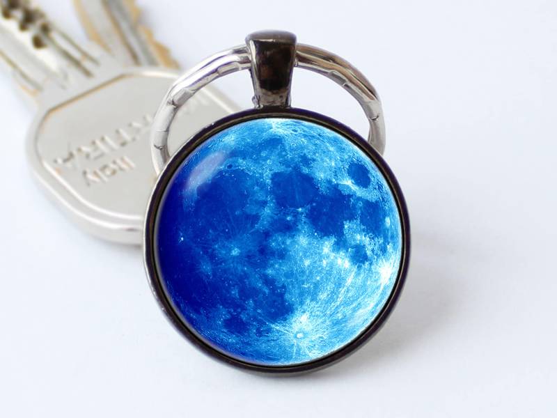 Mond Schlüsselanhänger Raum Galaxy Accessoire Anhänger Einzigartiges Geschenk Schmuck Metall Zubehör von WorldOfDream