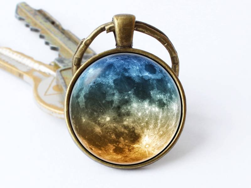 Mond Schlüsselanhänger Weltraum Geschenk Vollmond Kosmos Anhänger Bunter Geschenkideen Hell von WorldOfDream