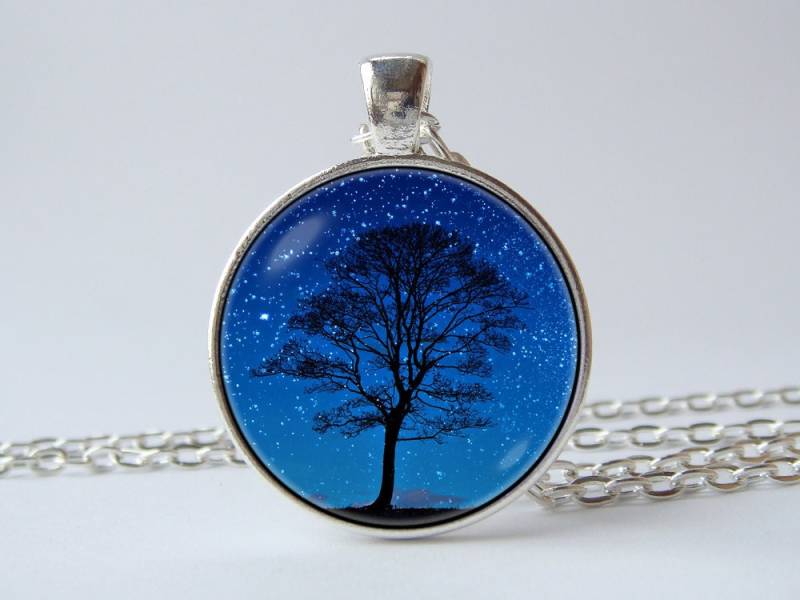 Nacht Baum Halskette Anhänger Mutter Geschenk Kunst Blauer Himmel Natur Foto von WorldOfDream