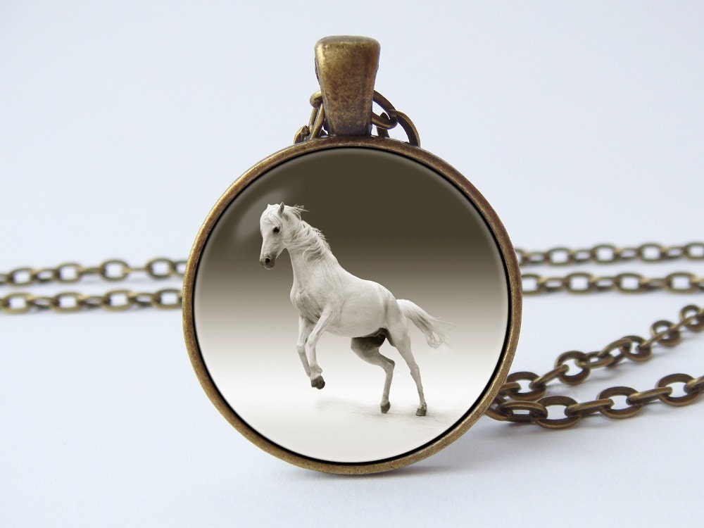 Pferd Halskette Weißes Anhänger Geschenk Für Frau Schmuck Geburtstagsgeschenk Pferdeliebhaber Tier Art von WorldOfDream