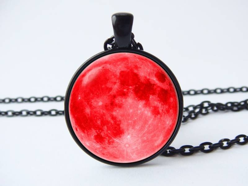 Roter Mond Halskette Anhänger Vollmond Schmuck Weltraum Space von WorldOfDream