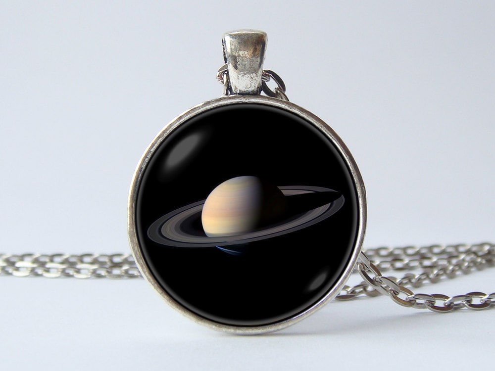 Saturn Halskette Space Planet Anhänger Kosmos Universum Planeten Geschenk Galaxy von WorldOfDream