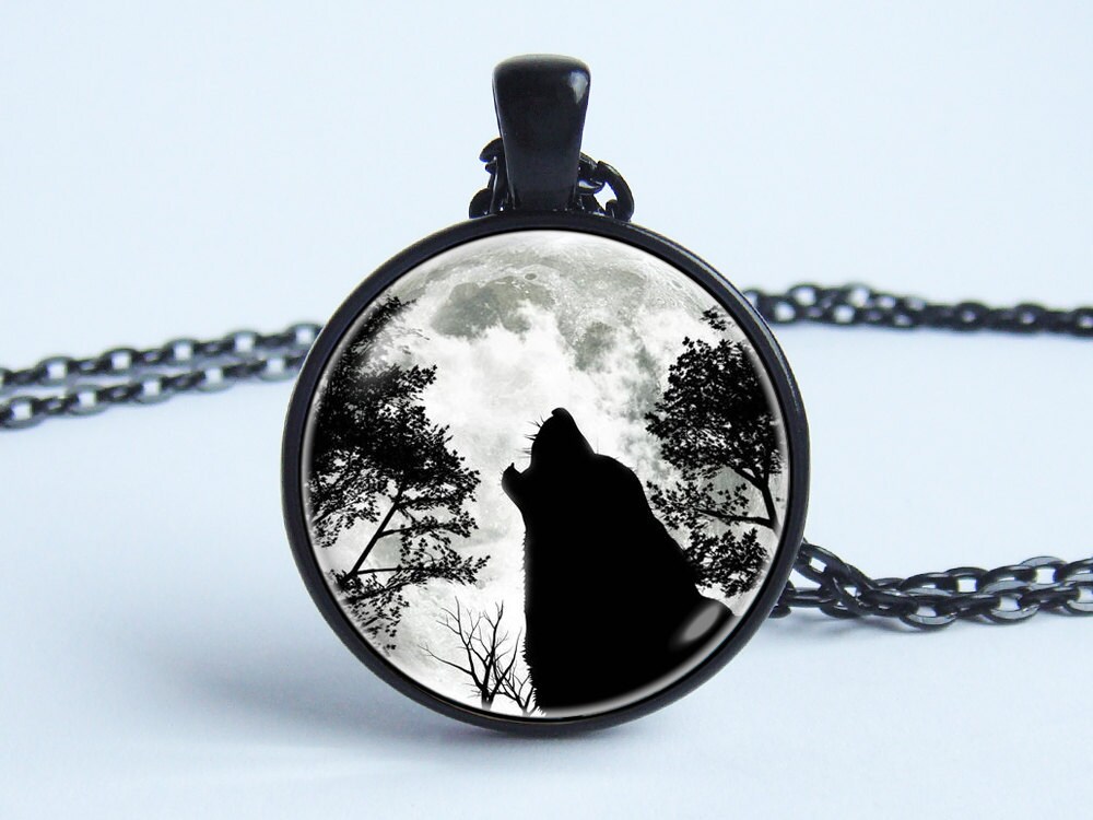 Wolf Halskette Mond Und Anhänger Schwarzer Charme Schwarzwald Howling Foto Schmuck von WorldOfDream