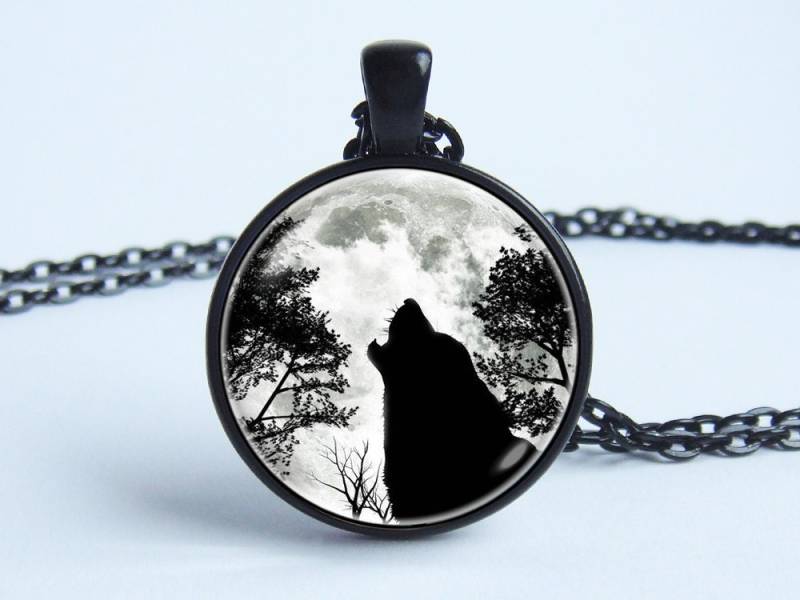 Wolf Halskette Mond Und Anhänger Schwarzer Charme Schwarzwald Howling Foto Schmuck von WorldOfDream