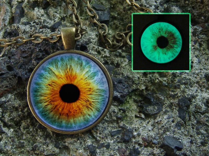 Auge Halskette Glühen in Den Dunklen Schmuck Glas Anhänger Glühende Grüne Augen Gothic Menschliche Evil Eye Steampunk von WorldOfGlow