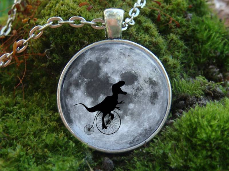 Der Im Dunkeln Leuchtet/Dinosaurier Auf Dem Fahrrad Und Mond Glühende Anhänger Halskette T-Rex von WorldOfGlow