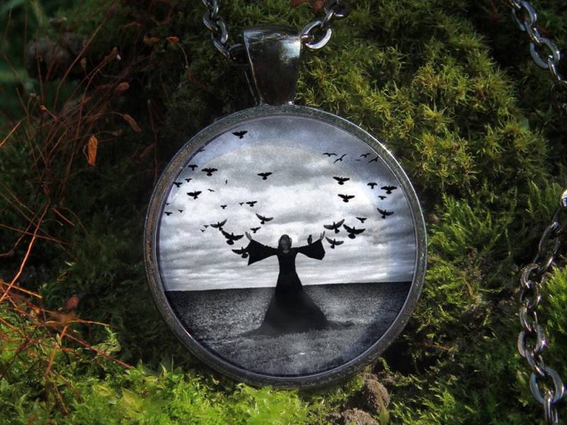 Der Im Dunkeln Leuchtet/Mädchen in Schwarz Frau Und Krähen Flying Birds Himmel Erde Glow Halskette Glühende Anhänger Girl Schwarzen Kleid von WorldOfGlow